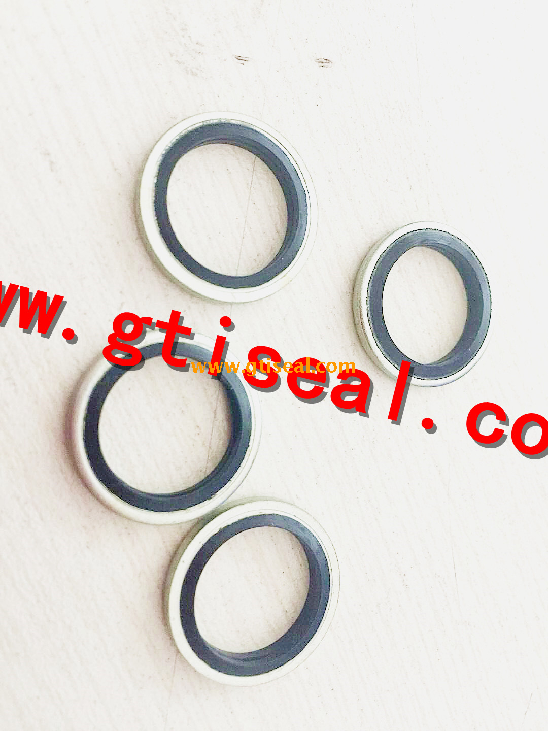 Hydraulic bonded seal washers with self centered